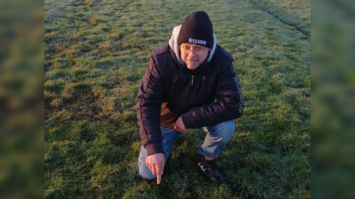 Douwe Dam vindt eerste kievitsei van Schiermonnikoog