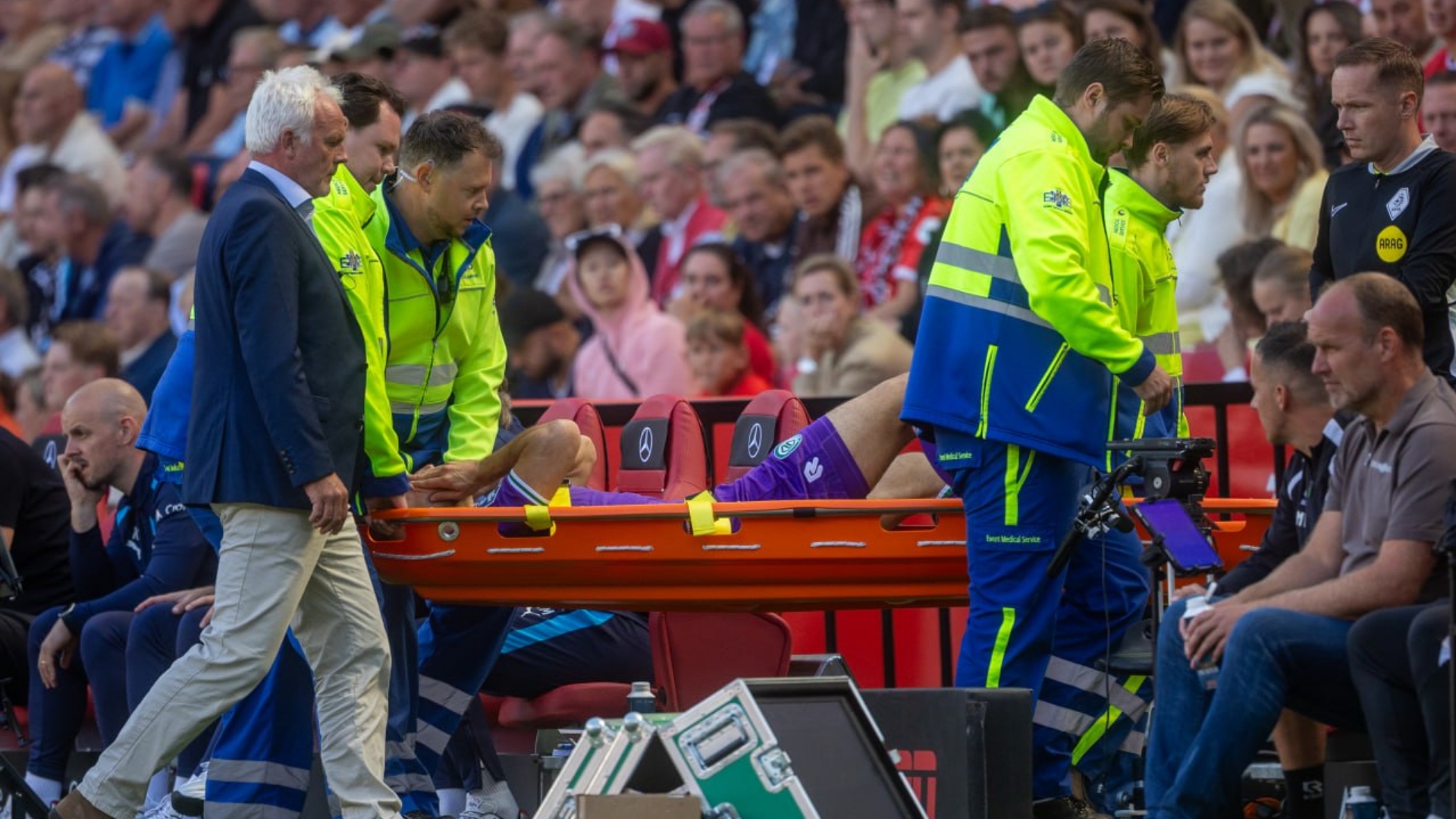 Marco Rente verlaat het veld per brancard