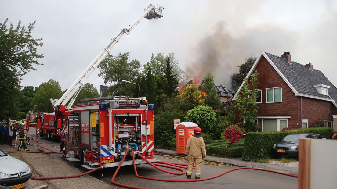 De brandweer is met onder meer een hoogwerker ter plaatste