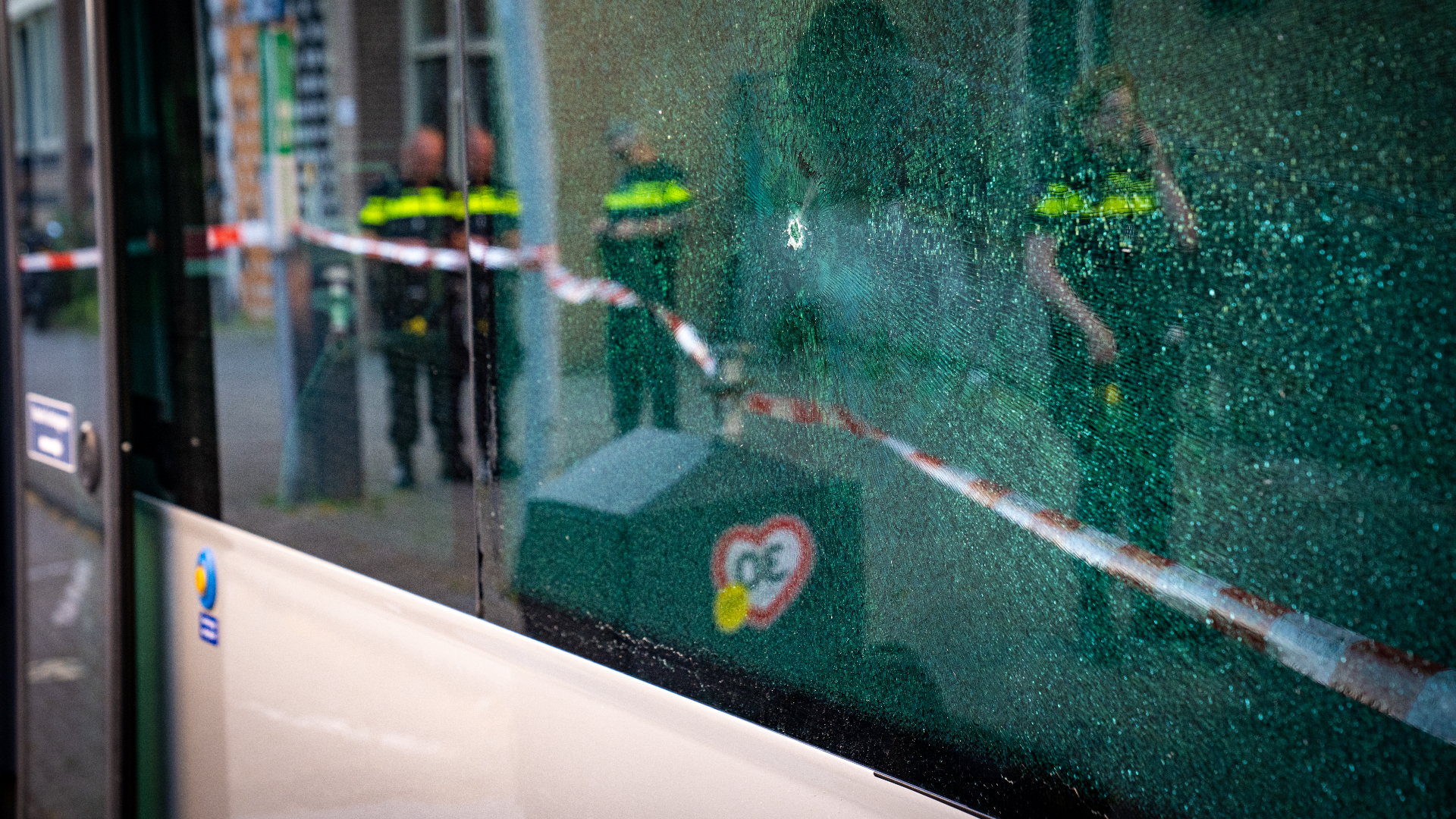RET-bus geraakt door kogel op Oranjeboomstraat.