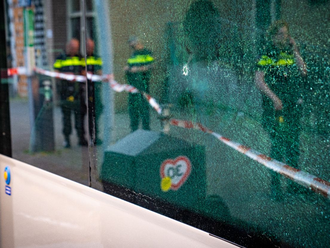RET-bus geraakt door kogel op Oranjeboomstraat.