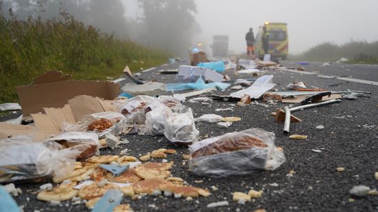 Appeltaarten en spareribs op de N762 | Ravage na ongeval in Enschede. Appeltaarten en spareribs op de N762 | Ravage na ongeval in Enschede.