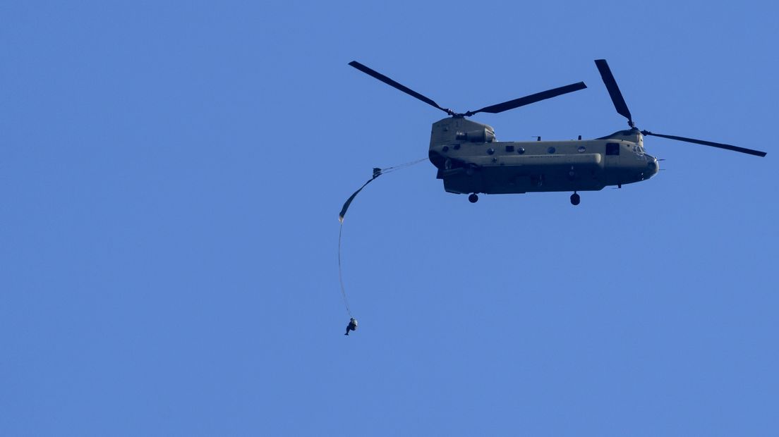 Een parachutist springt uit een legerhelikopter tijdens een eerdere oefening