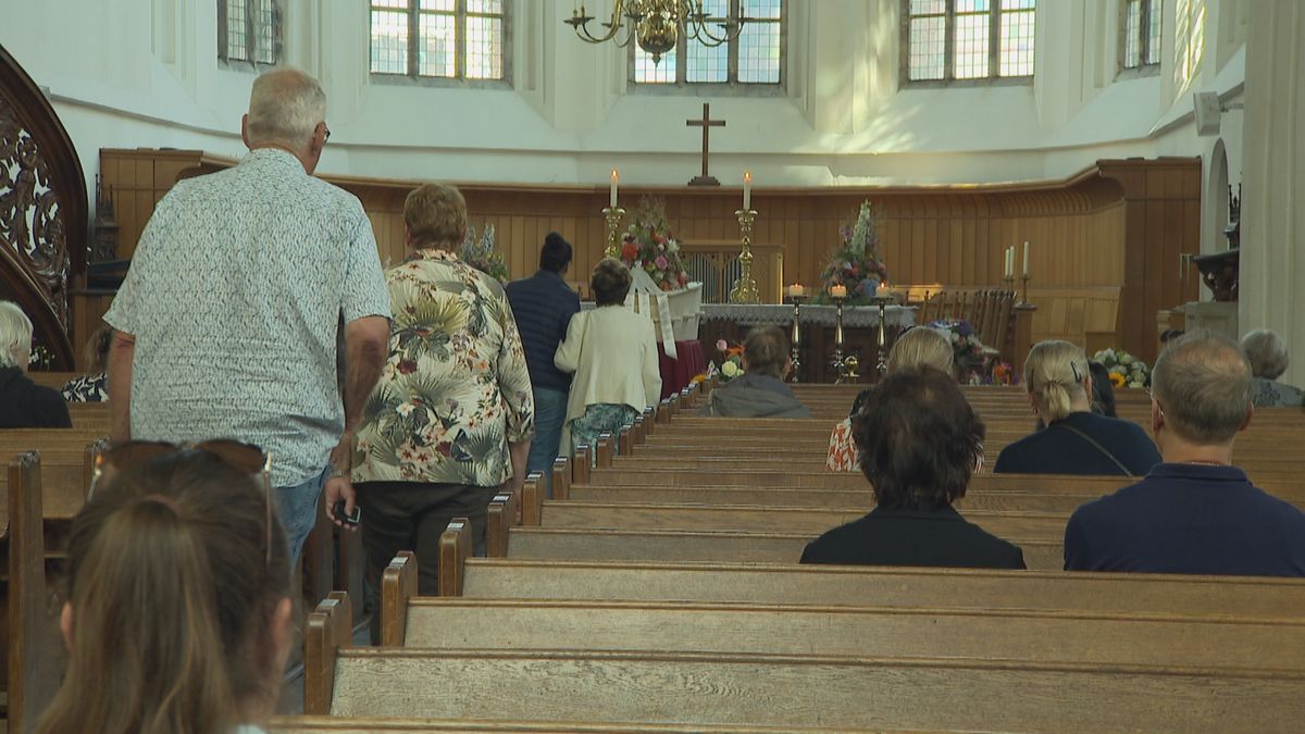 'En zo zingen we nog jaren met haar mee', mensen nemen afscheid van