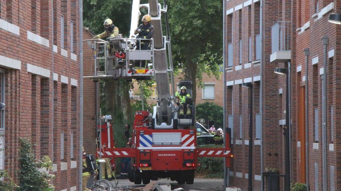 De brandweer is massaal in Zutphen aanwezig.