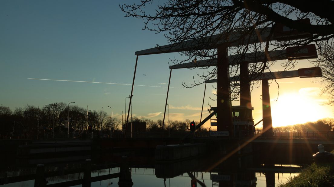 Schroebrug bij zonsondergang