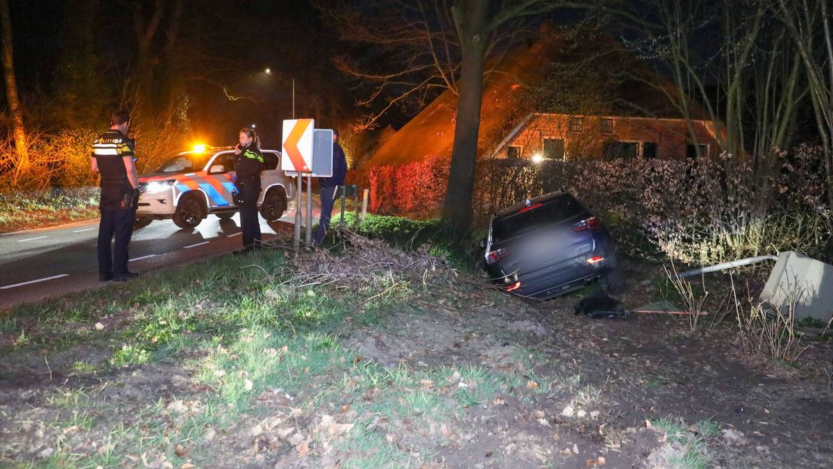 Man belandt met auto in sloot, mogelijk met slok op
