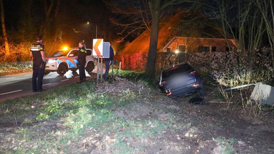 Man belandt met auto in sloot, mogelijk met slok op