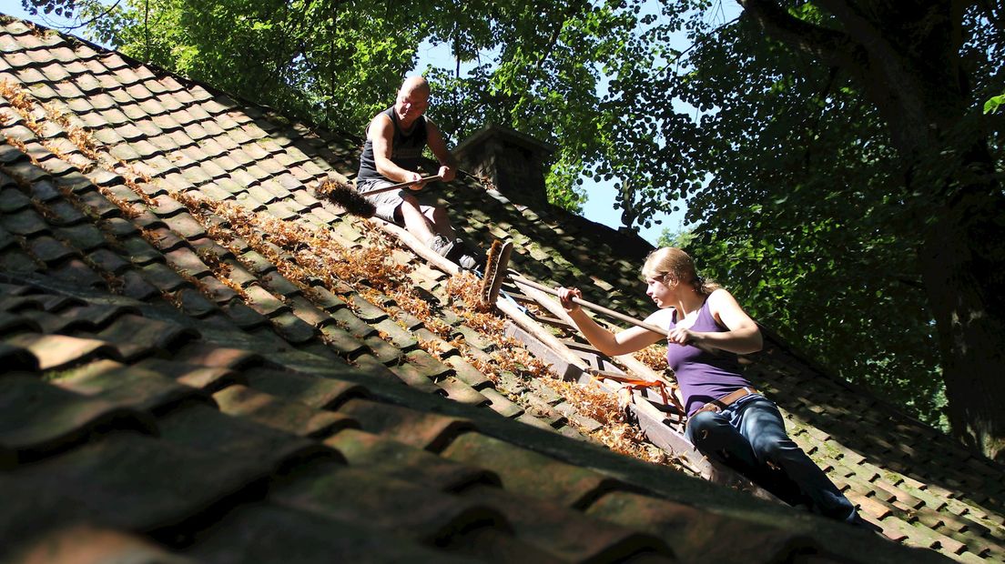 De familie Meijer, klussend aan de monumentale boerderij 'De Bommelas' bij Haaksbergen