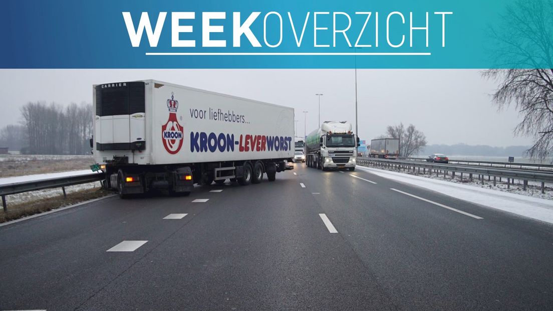 Vrachtwagen komt dwars op de weg op A1 bij Deventer