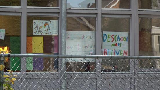 Enige basisschool in dorp sluit mogelijk haar deuren, kinderen hangen actieposters op