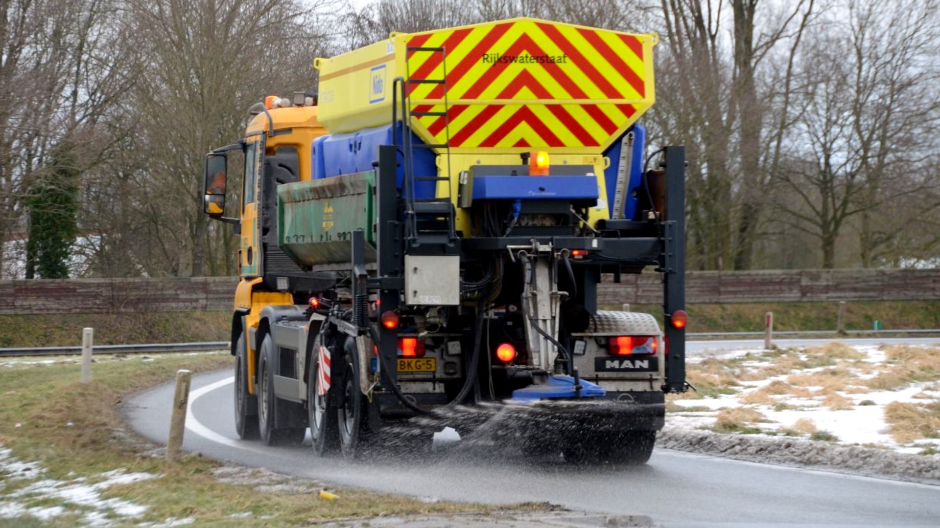 Een strooiwagen op de weg