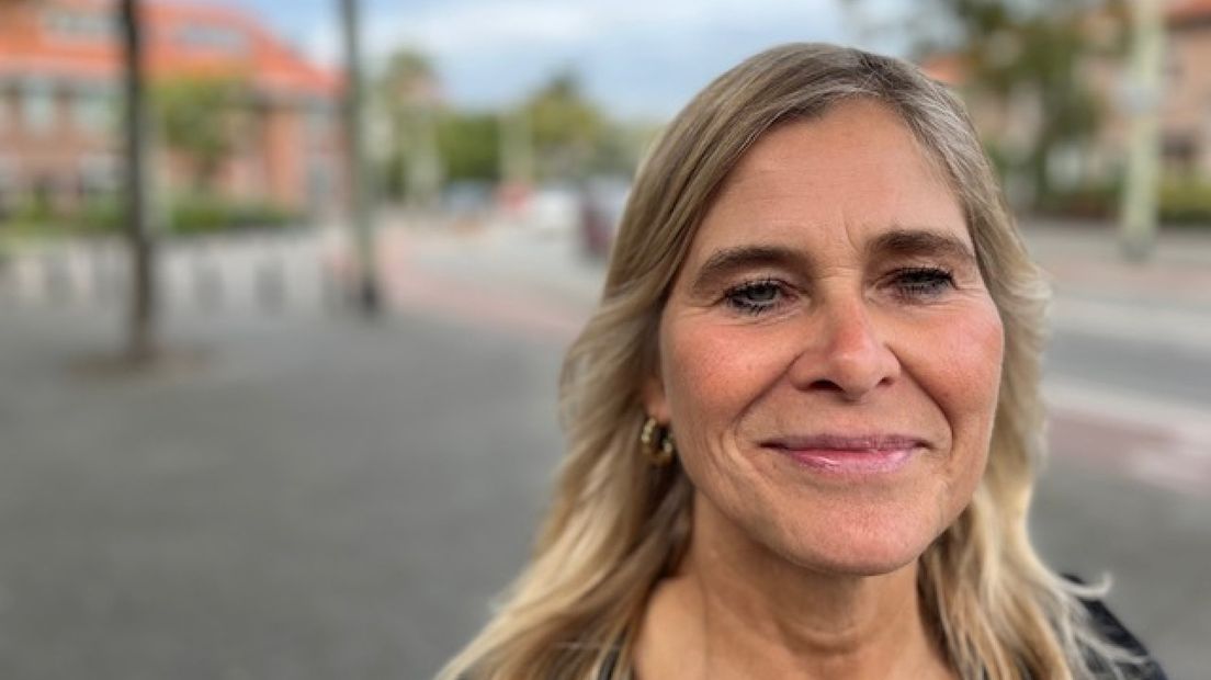 Caroline Peeck (VVD) op het Distelvinkenplein
