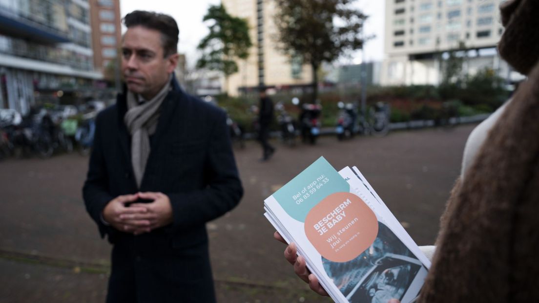 SGP-politicus Chris Stoffer bij een abortuskliniek in Rotterdam. Foto ter illustratie.