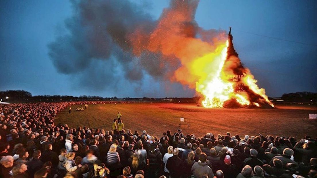 Archiefbeeld van het paasvuur in Espelo