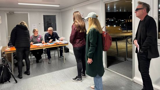 Vroeg stemmen op het station • jongeren stemmen op Marcouch als dj