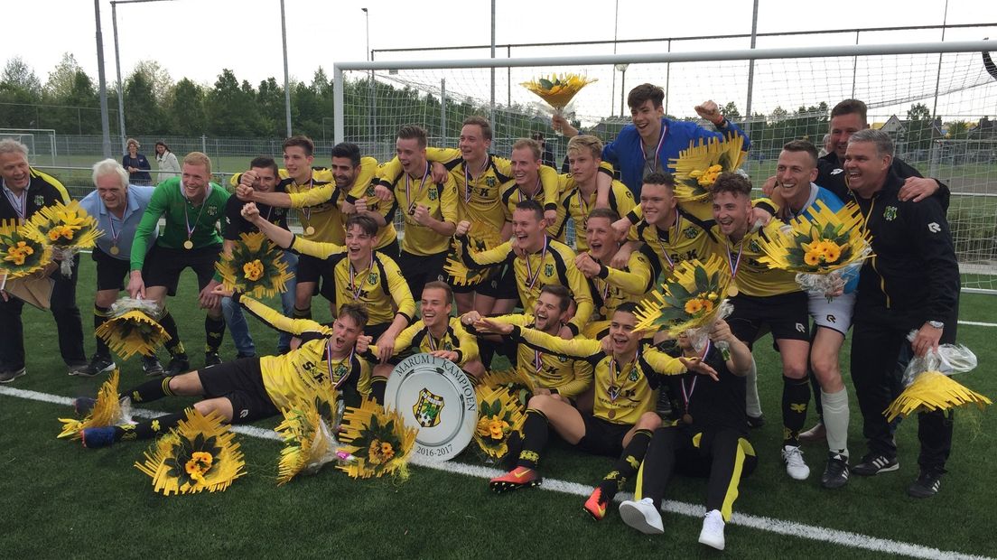 De selectie van Marum viert het kampioenschap