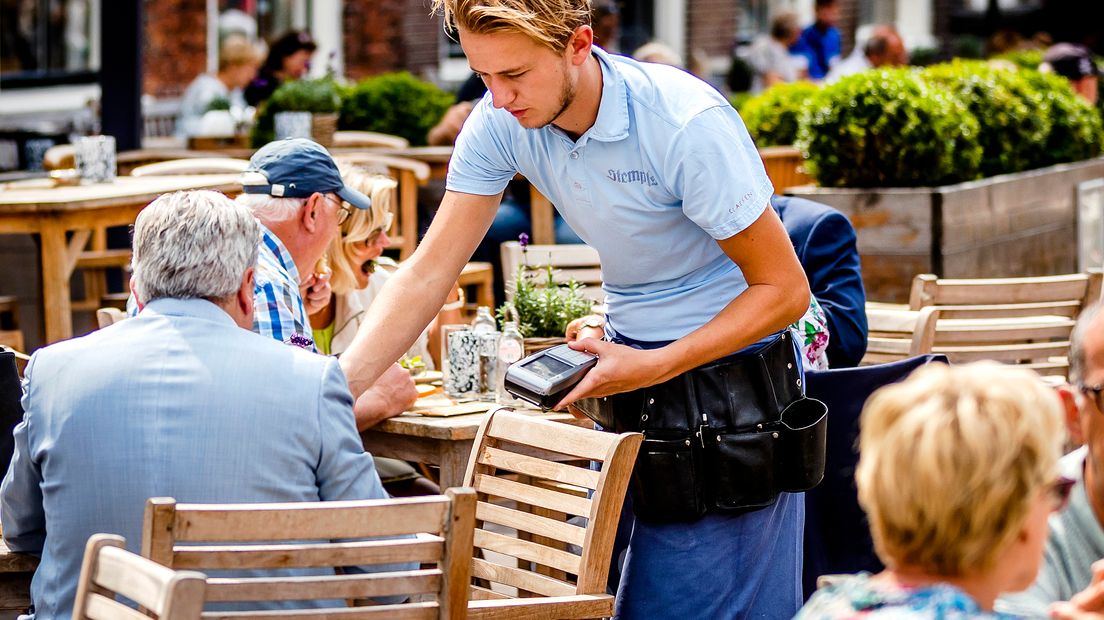 In maart is er onder ander meer vraag naar horecapersoneel (Rechten: ANP/Remko de Waal)