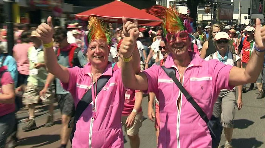 De kop is eraf. Vandaag vervolgen de overgebleven wandelaars hun weg. Het is de Dag van Wijchen, al die kilometers door Wijchen. Maar deze dag heet ook Roze Woensdag. De wandelaars komen binnen op de Wedren. Volg hier het liveblog van dag 2.