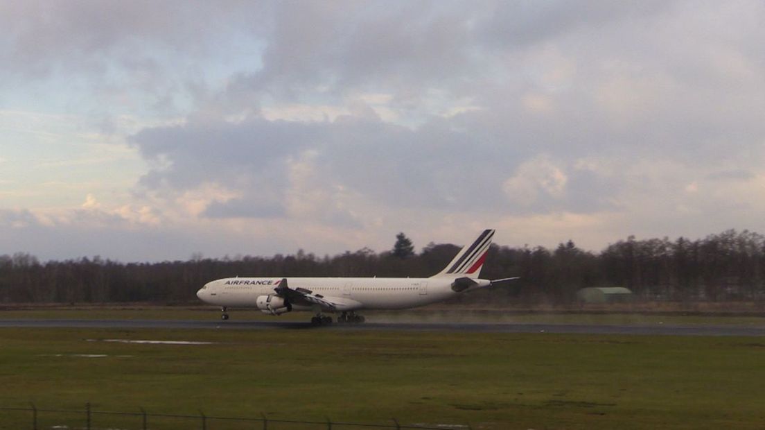 Aankomst Airbus A340 bij Twente Airport