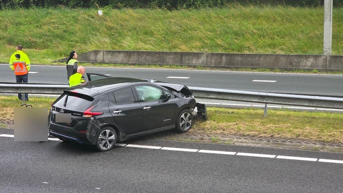 Auto botst tegen vangrail op N33