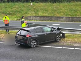 Auto botst tegen vangrail op N33