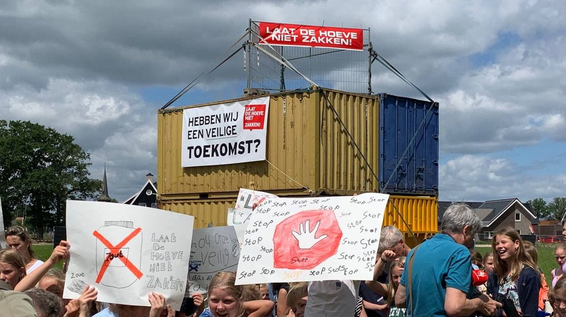 Protest in Sint Isidorushoeve tegen de plannen voor zoutboring in het kerkdorp.