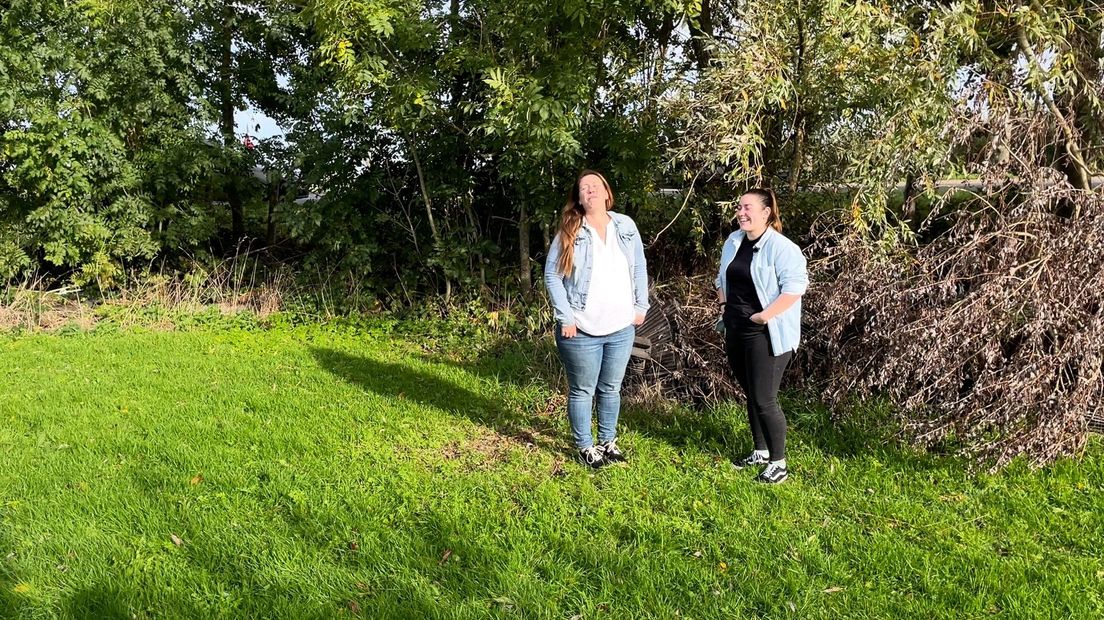 Sandra en haar dochter op de groene strook waar straks misschien microwoningen staan