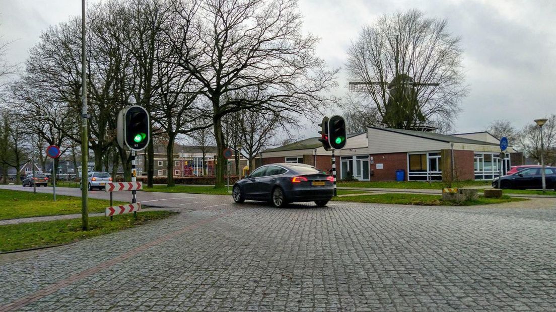 De verkeerslichten in Dalen, met op de achtergrond de basisschool en de molen (Rechten: RTV Drenthe/Erwin Kikkers)