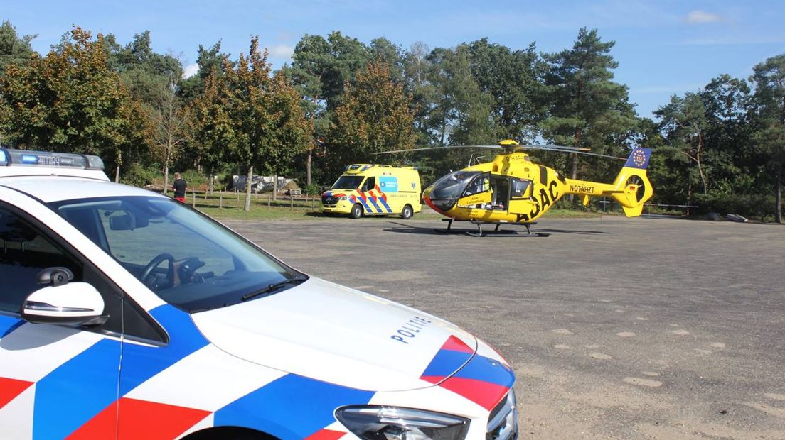 Traumahelikopter geland in Hellendoorn om gewonde ruiter naar ziekenhuis te brengen