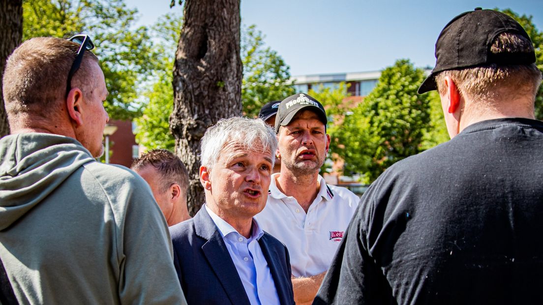 Burgemeester Velema geeft uitleg aan bewoners in het centrum van Ter Apel