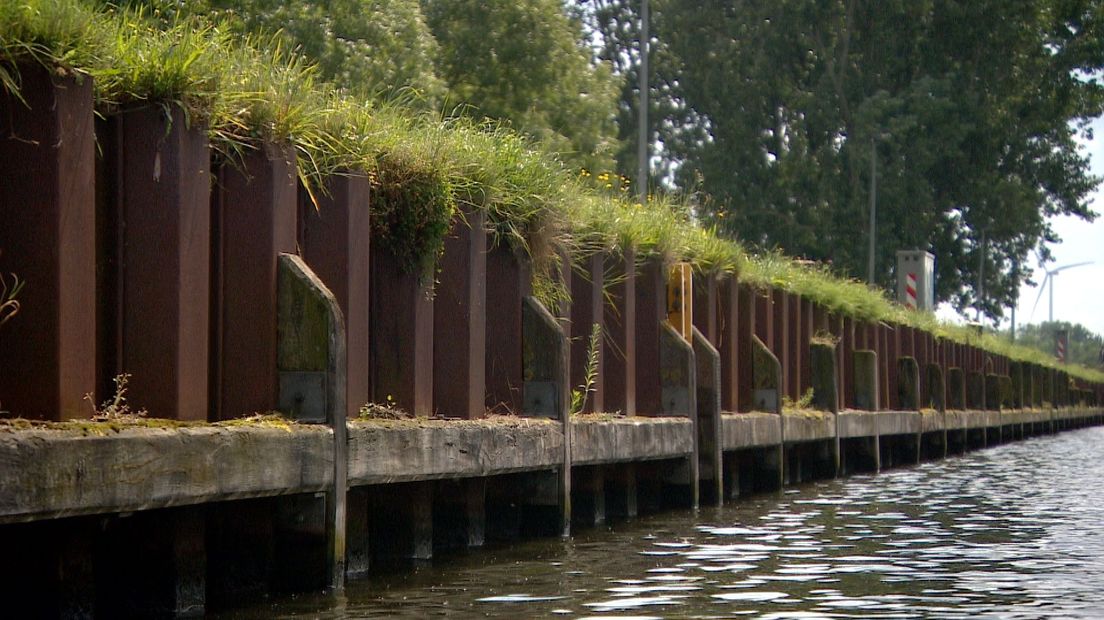 De damwand van het kanaal van Gent naar Terneuzen