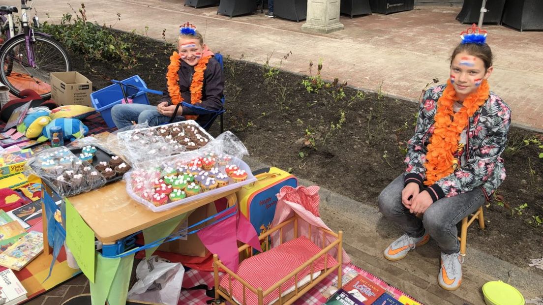 Zelfgebakken cupcakes verkopen op de vrijmarkt in Westerbork (Rechten: RTV Drenthe/Ineke Kemper)