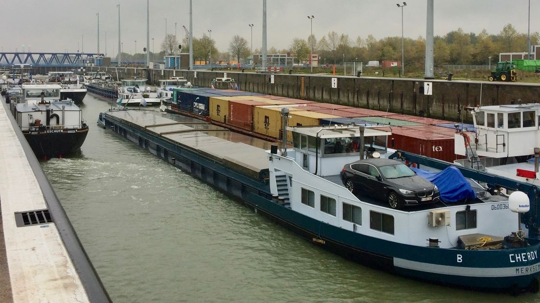 Schepen in de sluis bij Terneuzen