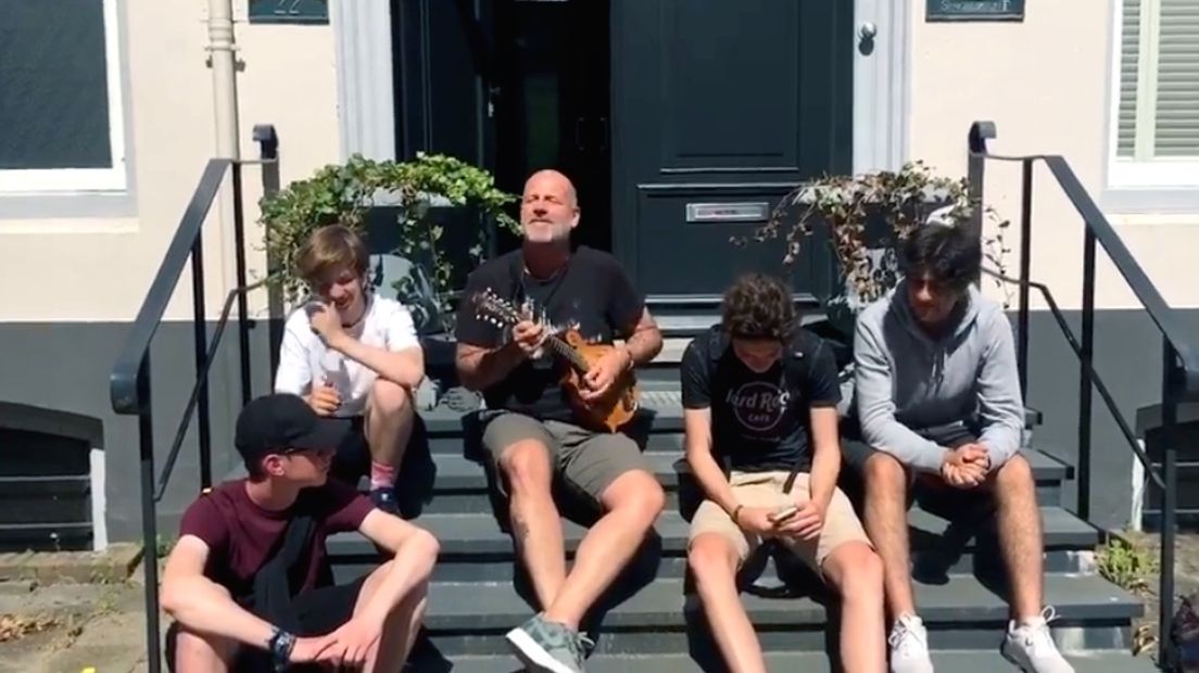 Verrassingsconcert van BLØF-zanger voor zijn huis in Middelburg