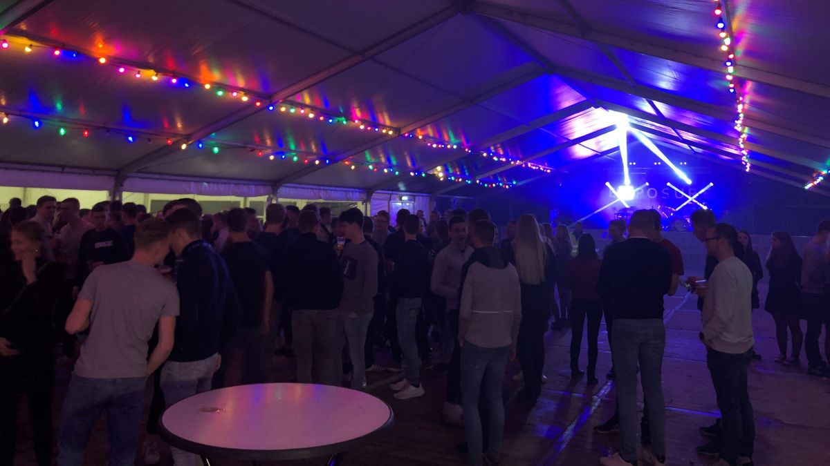 Surhuisterveen fiert oud en nieuw in grote tent Omrop Fryslân
