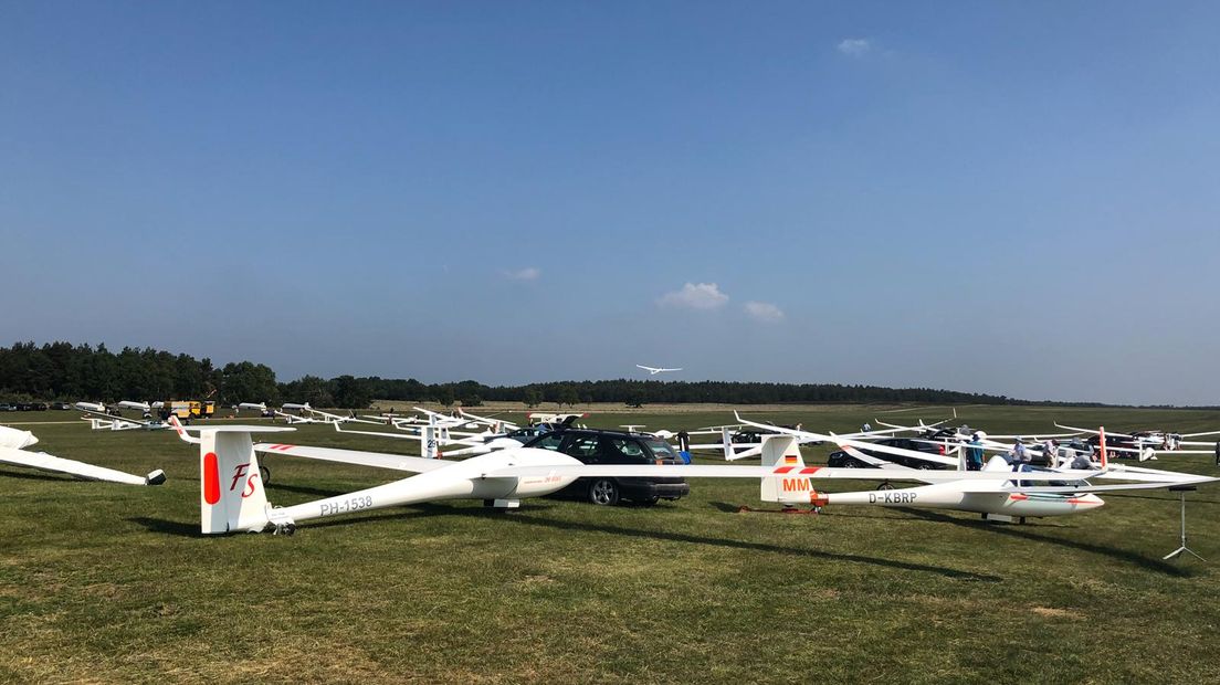 Op vliegveld Terlet bij Arnhem gaan deze Eerste Pinksterdag 31 zweefvliegtuigen de lucht in. De piloten vechten daar de Nederlandse Kampioenschappen Zweefvliegen 2018 uit.