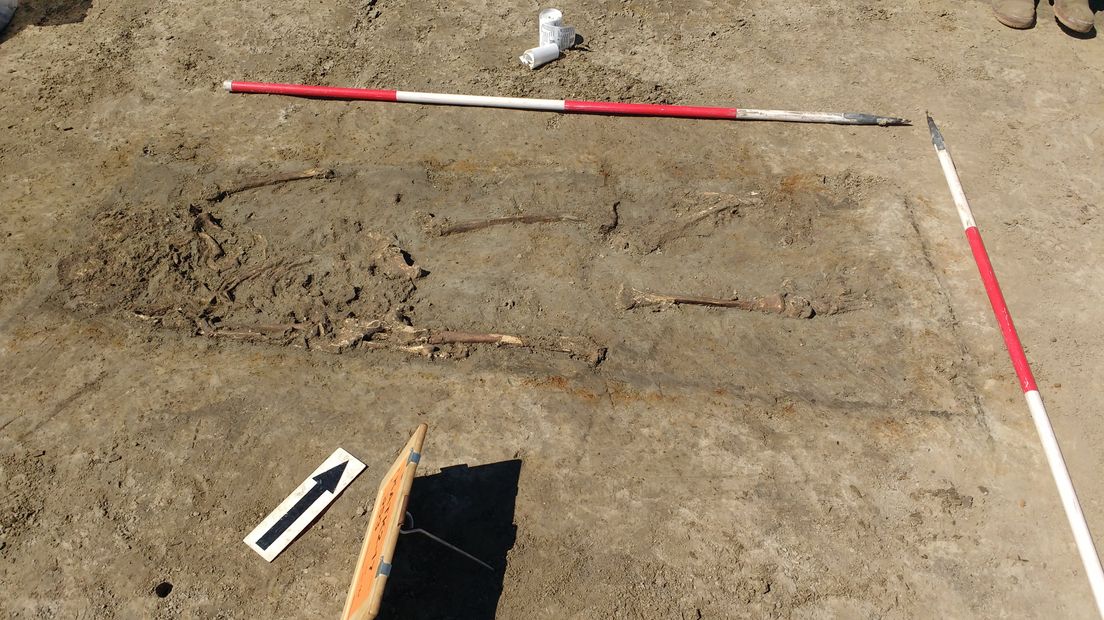 Restanten van menselijke resten in een graf. 