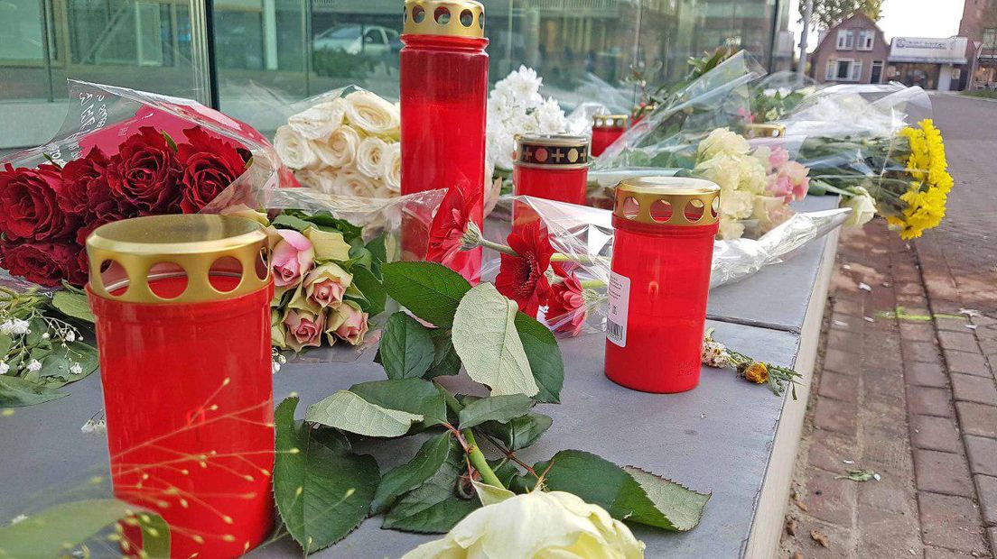 Bloemen en kaarsen op de plek waar de restauranteigenaar het leven liet (Rechten: Persbureau Meter)