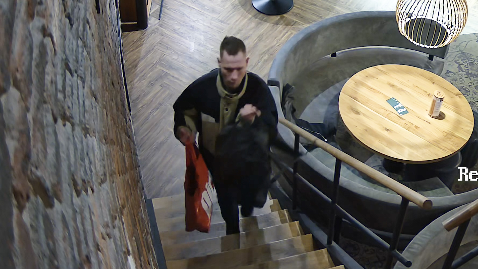 Dizüstü bilgisayar hırsızı bowling salonuna saldırdı