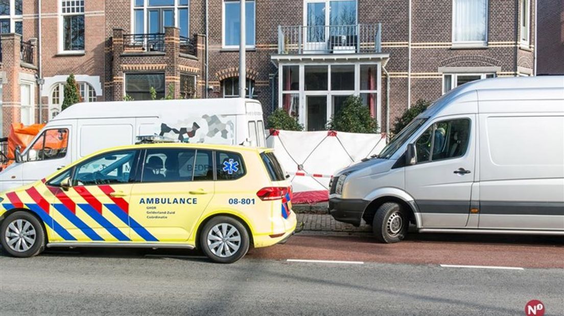 De man die maandagochtend overleed na een val vanaf een woning aan de Groesbeekseweg in Nijmegen, is een 34-jarige man uit de Duitse plaats Kleve. Dat meldt de politie.