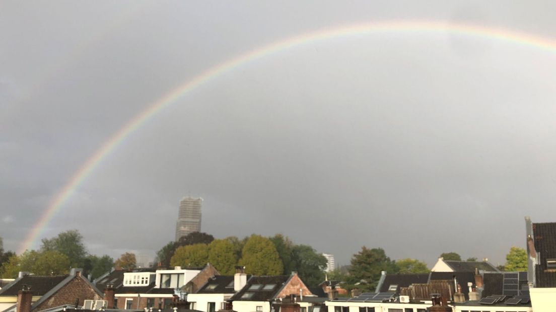 Regenboog vanuit een woning in de Utrechtse wijk Buiten Wittevrouwen.