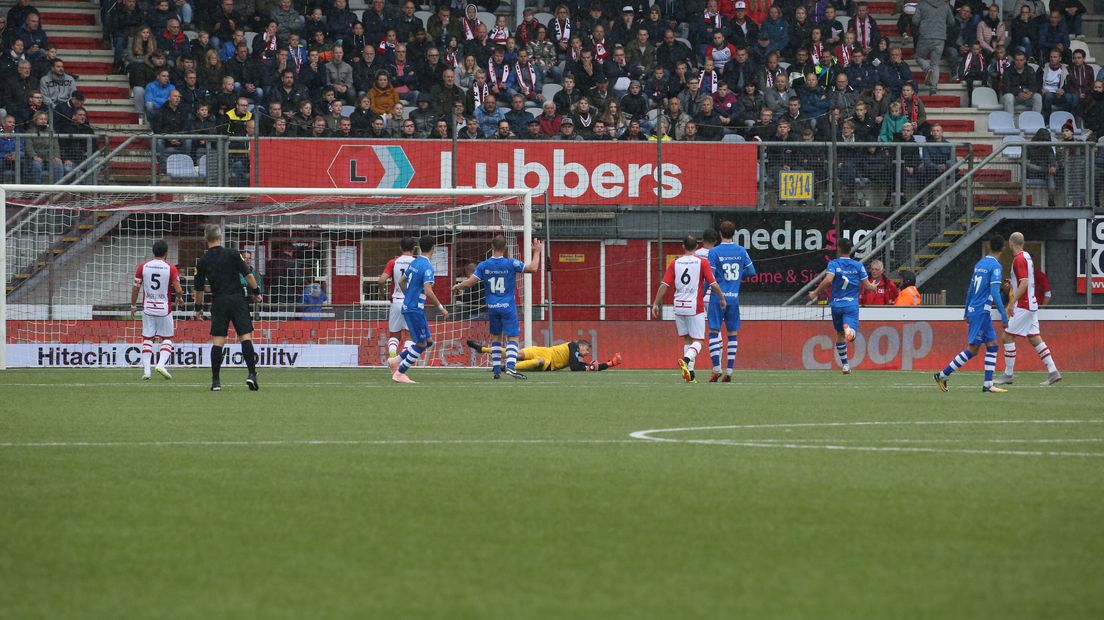 Kuipers (l) fluit dinsdag De Graafschap - FC Emmen. FotoL Gerrit Rijkens