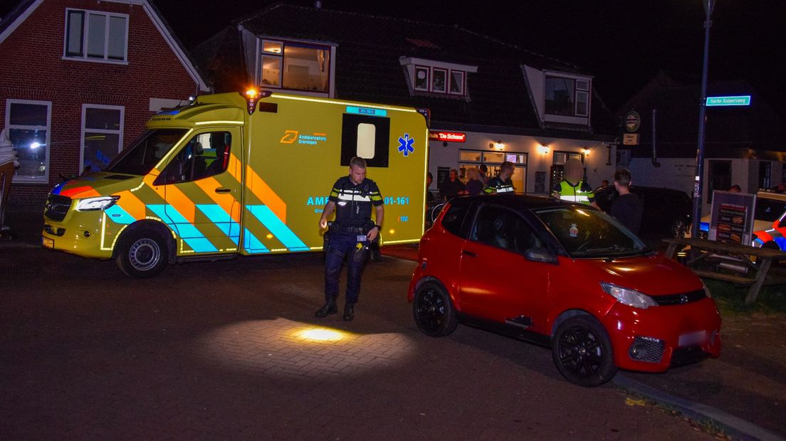 Politie inspecteert de brommobiel