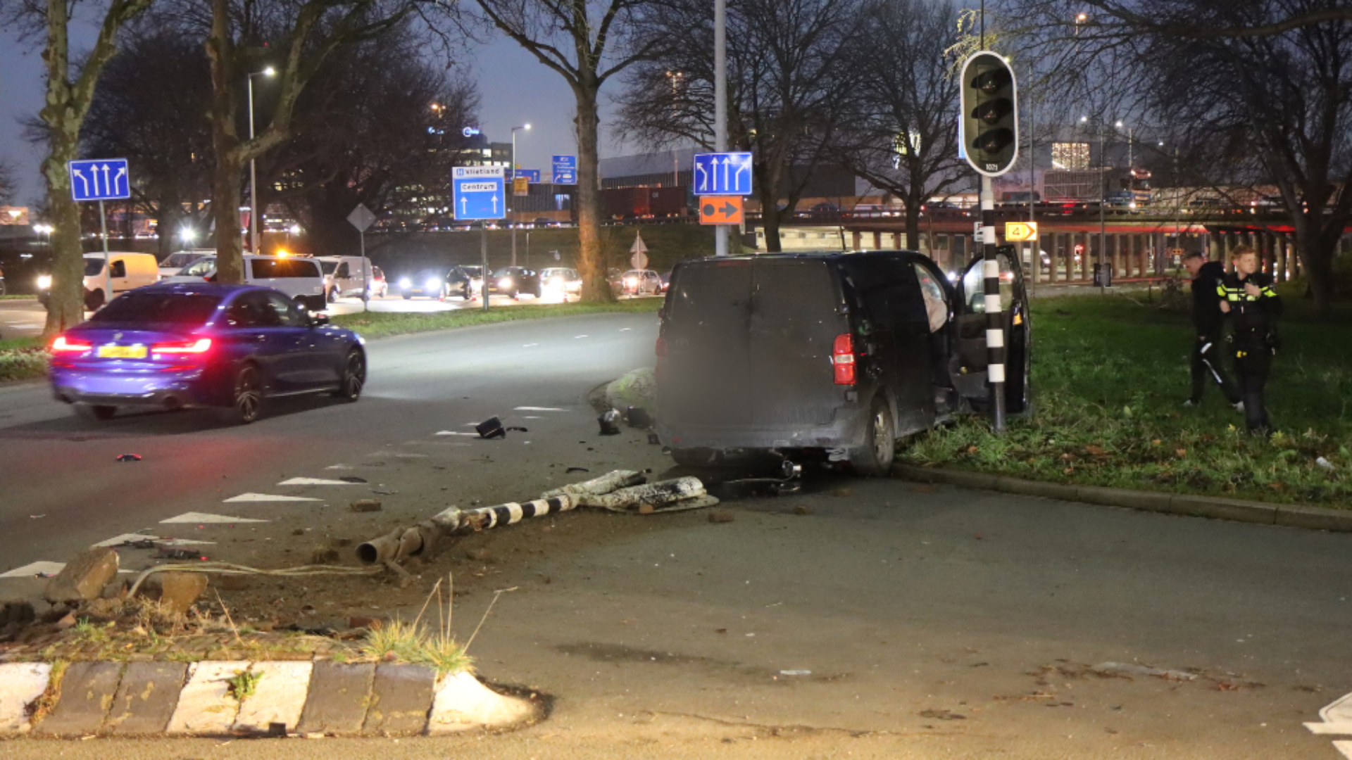Verkeerslicht uit de grond na botsing.