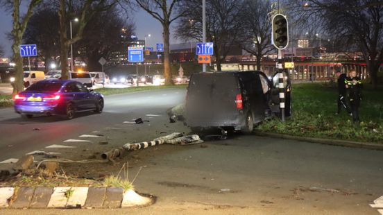 Verkeerslicht uit de grond na botsing. Verkeerslicht uit de grond na botsing.