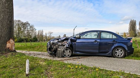 Inhaalmanoeuvre gaat fout: twee auto's botsen
