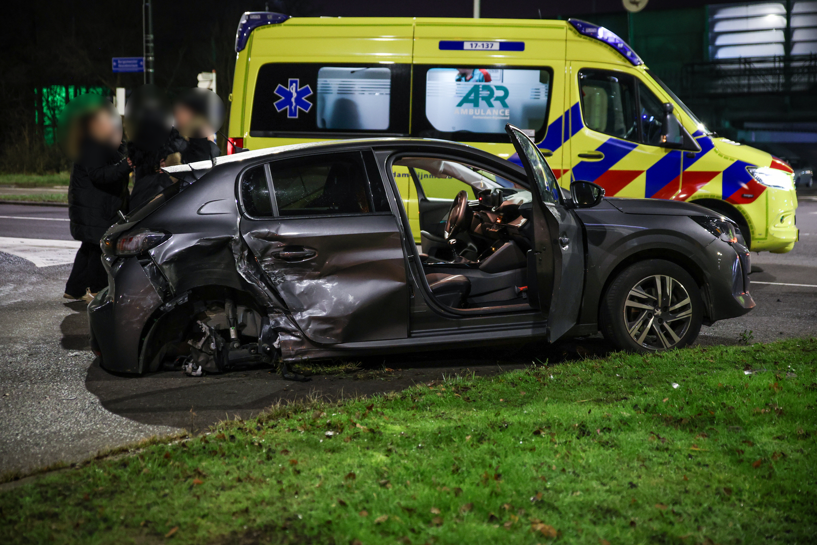 Hoe de auto beide achterwielen kon verliezen is niet duidelijk.