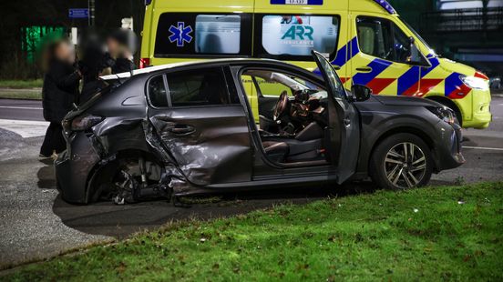 Auto verliest beide achterwielen bij aanrijding. Auto verliest beide achterwielen bij aanrijding.