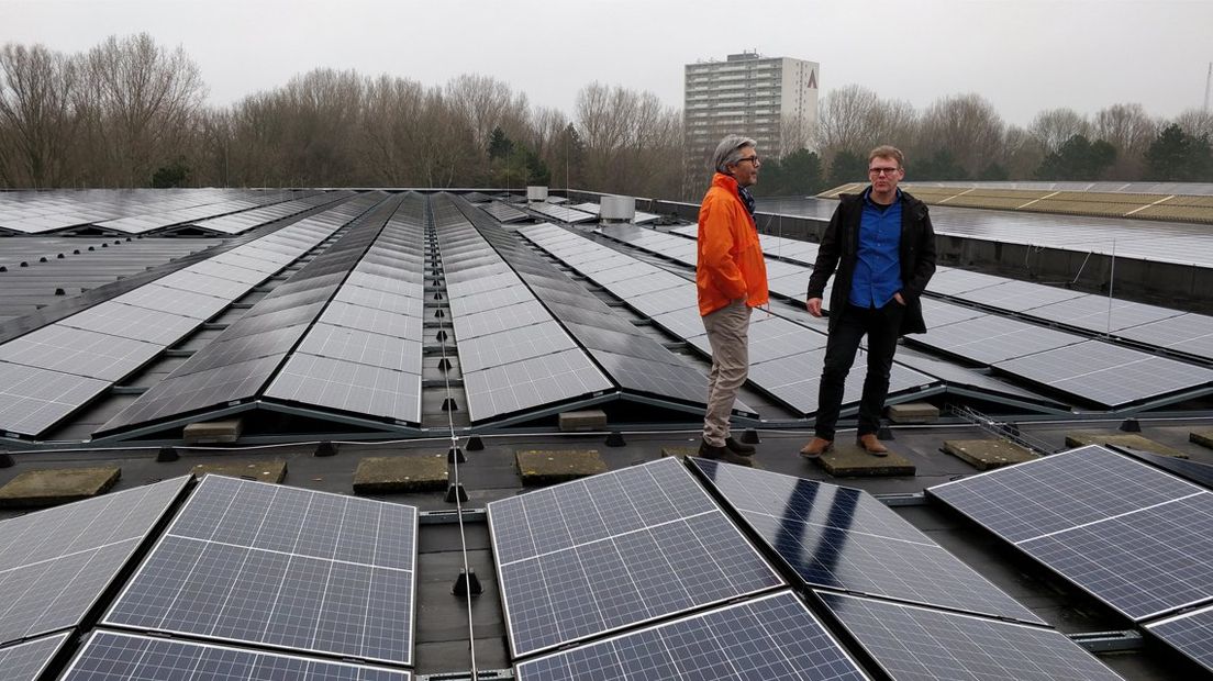 Directeur Eugène de la Croix en wethouder Joris Wijsmuller op het dak van De Uithof. 